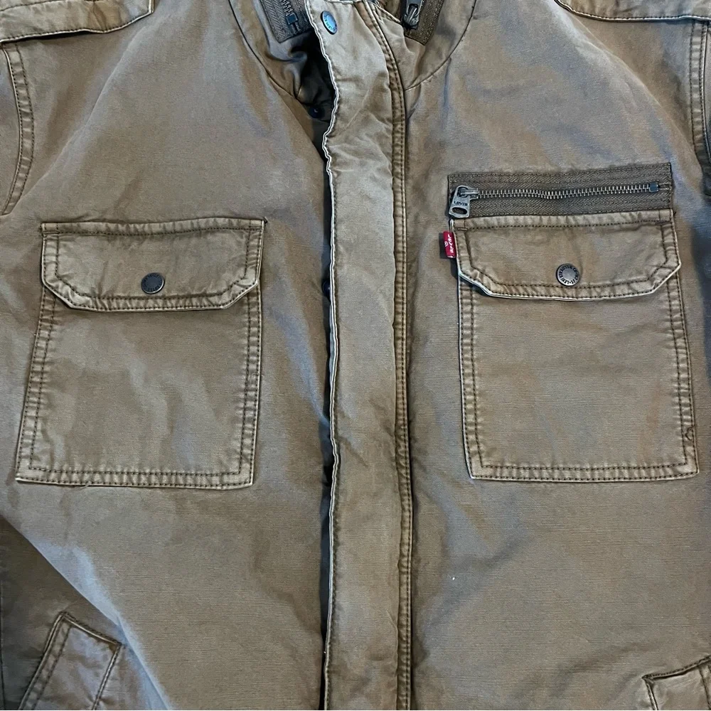 Levi's Green Military Field Jacket with Structured Collar and Sturdy Material - Picture 3 of 11